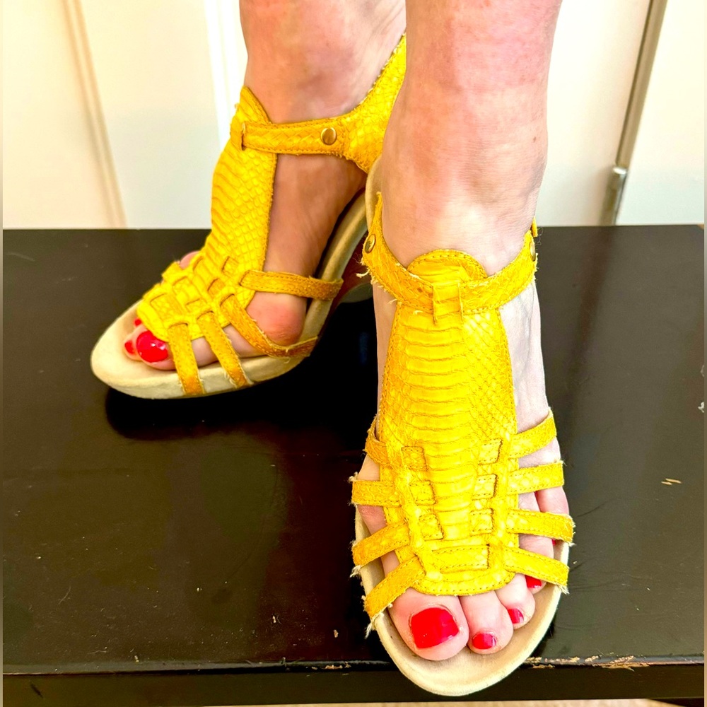 COLE HAAN yellow snake vintage heeled sandals.  Size 8